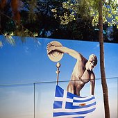 IN*Grèce, Grèce Centrale et Eubée, Attique, Athènes, image d'un discobole et drapeau grec sur flanc d'un bus