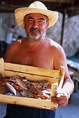 IN*Montenegro, homme tenant un cageot de poissons