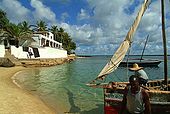 Kenya, Lamu archipelago Shela, barche di fronte all'hotel Pepponi