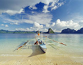 IN*Philippines, pirogue en bord de mer