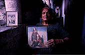 Mohammad Buta habite à Lahore- 94 ans Née à Begumkot (Lahore). Elle a dansé de Calcutta à Karachi, en passant par Bombay, Delhi avant la partition. Elle a toujours habité à Lahore et a dansé toute sa vie. Elle pose avec une photo d'elle jeune.