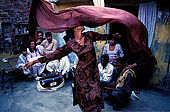 Pakistan - Hijra, les demi-femmes du Pakistan - Ce groupe d'Hijra habite en communauté avec leur Guru dans un vieux quartier de Lahore
