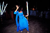 Pakistan - Hijra, les demi-femmes du Pakistan - Hijra qui danse dans un enclos à proximité de la tombe du saint soufi Baba Masta Wali Sarkar au punjab
