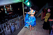 Pakistan - Hijra, les demi-femmes du Pakistan - Hijra qui danse devant le cirque pour attirer les clients.