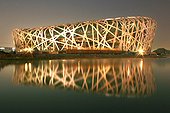IN*Chine, Pekin, stade national illuminé de nuit(architectes Herzog et de Meuron)