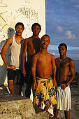 Grupo di amici al faro, Pointe du Vieux-Fort, Guadeloupe (Basse Terre), French West Indies