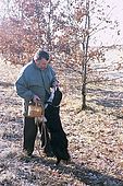 France, Lot, Quercy region vers le village Rocamadour producteur de truffes recherche de truffes en janvier avec un chien Emile Mur model release OK