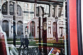 Immagine del museo del Prado riflessa sul finestrino di un autobus