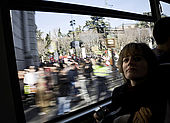 donna sull'autobus n. 27 mentre attraversa una manifestazione in Plaza de Cibeles