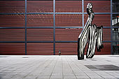 Centre national d'art Reina Sofia, le patio avec une sculpture de Roy Lichtenstein/ADAGP intitulée 'Coup de pinceau'