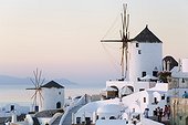 Grèce, îles égéennes, Zone Méditerranéenne, Méditerranée, Cyclades, île de Santorin - Sunset at Oia town.
