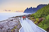 Norvège, Troms, Scandinavie, Senja Insel - Tourists at Wild peaks at Ersfjorden