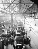 Ouvriers au travail sur une chaîne de finition en 1935.