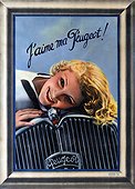 Affiche représentant une femme souriante allongée sur le ventre pose sa tête sur le capot d'une automobile Peugeot.