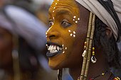 Niger, homme Peul Wodaabe célébrant le Gerewol