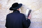 Israël, Jérusalem, juif priant devant le mur des lamentations